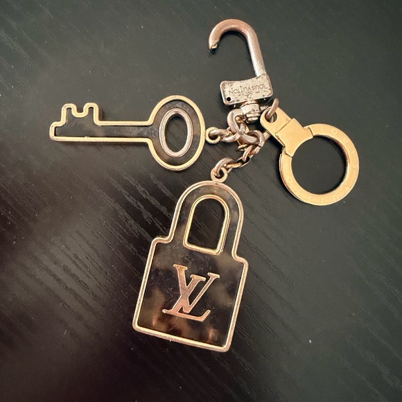 Louis Vuitton Handbags - LOUIS VUITTON Tortoise Shell Resin Confidence Key Holder And Bag Charm